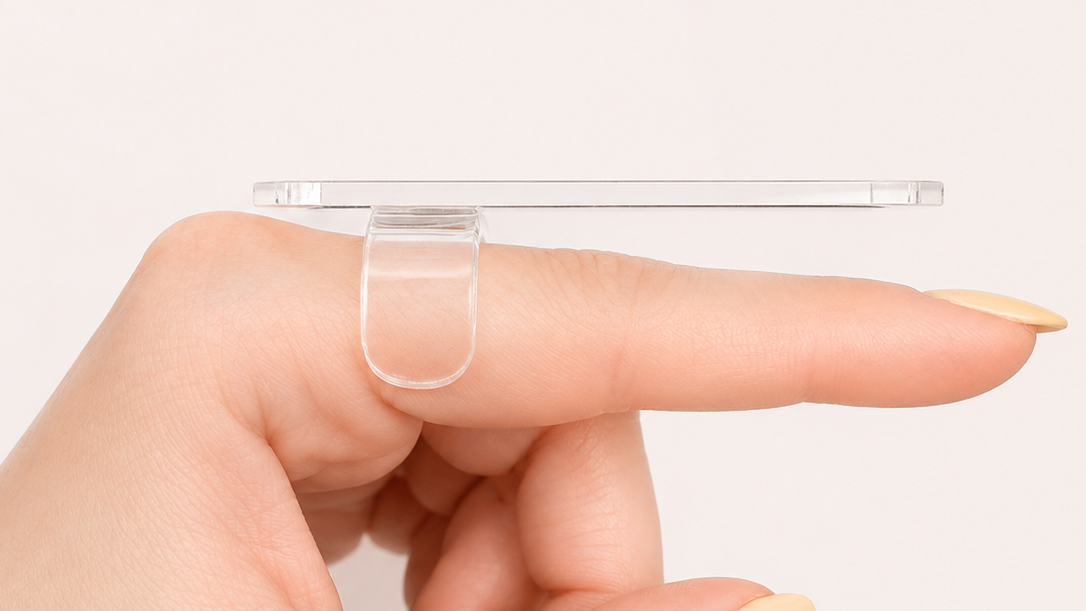NOXIE ringpalett i klar akryl sett fra siden på en finger